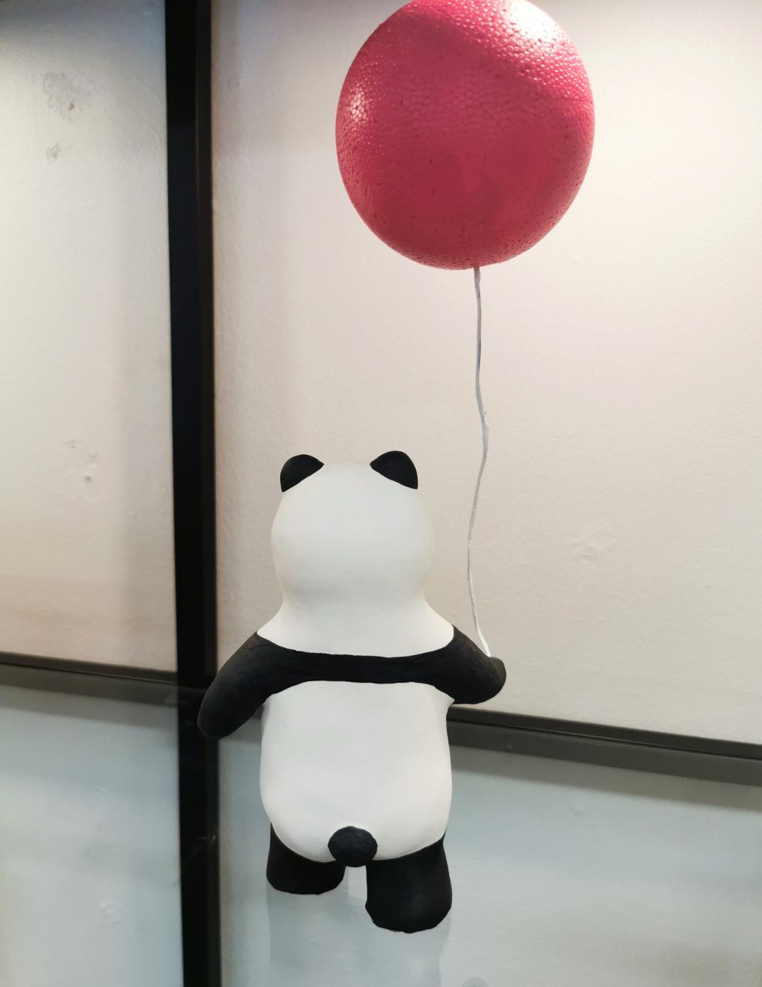 Panda ja Pinkki pallo (keraaminen veistos)