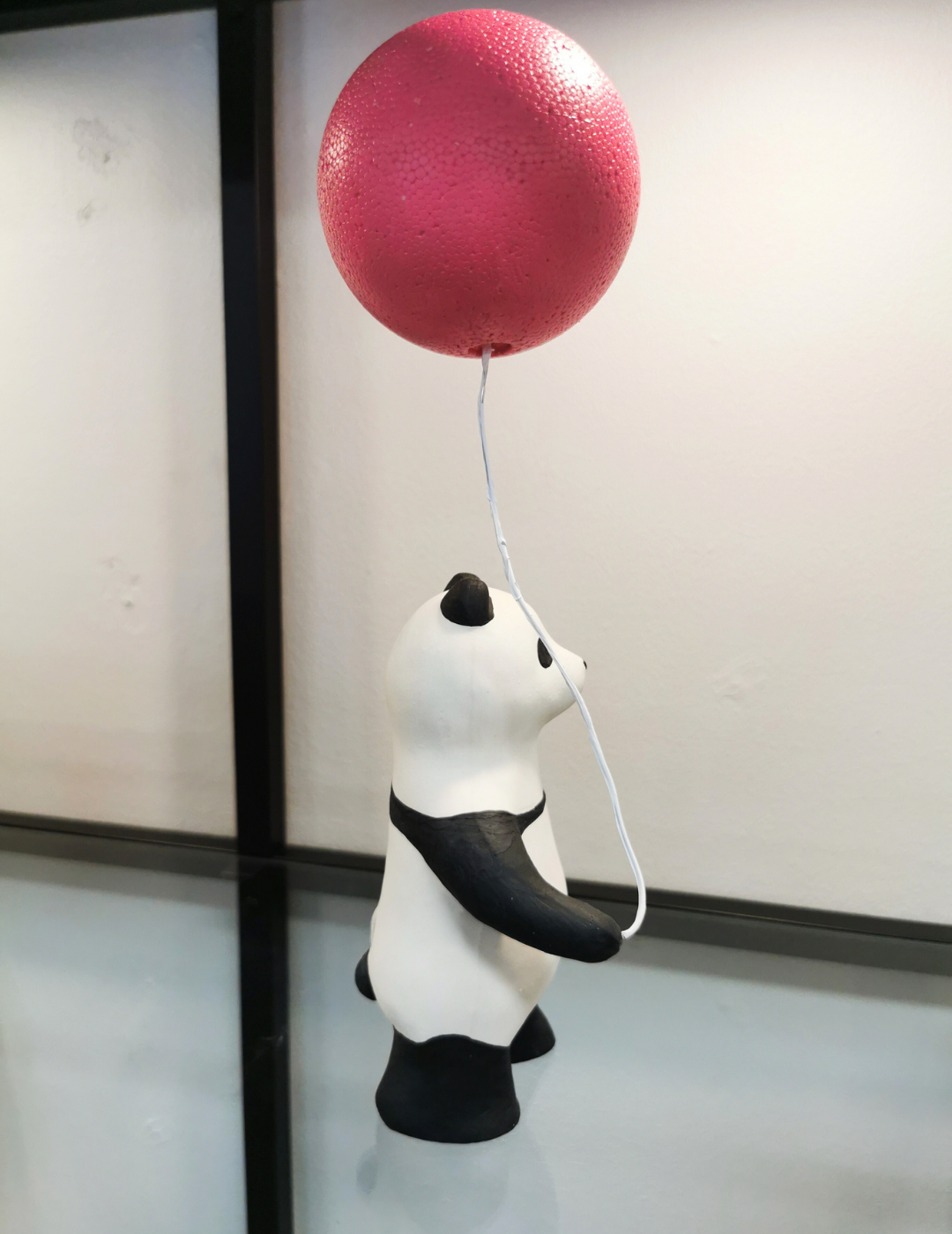 Panda ja Pinkki pallo (keraaminen veistos)