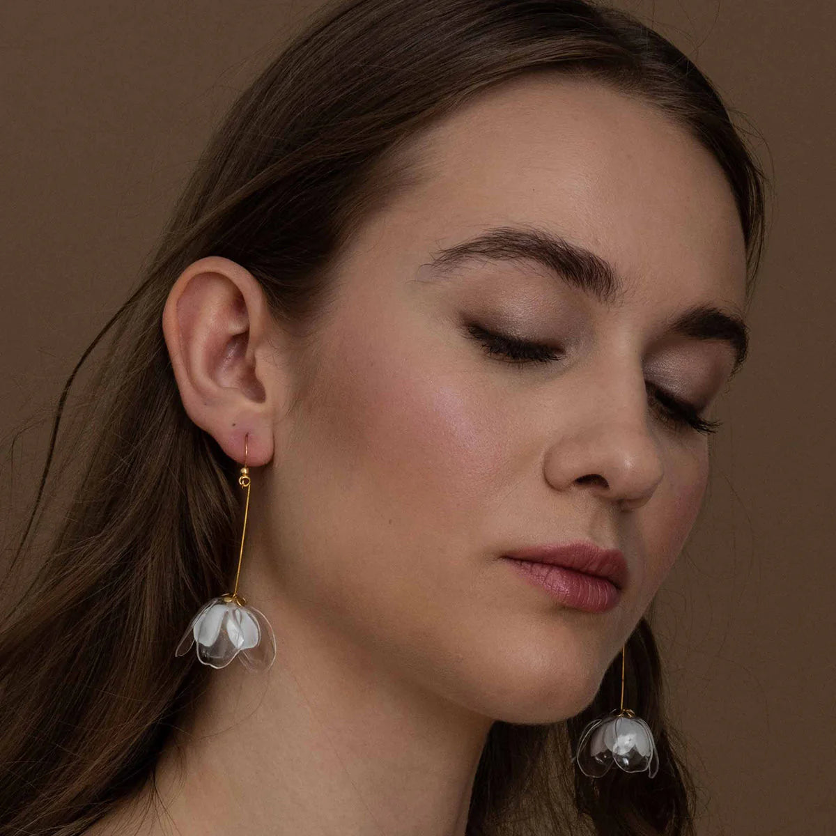 Clear & White Double-Flower earrings