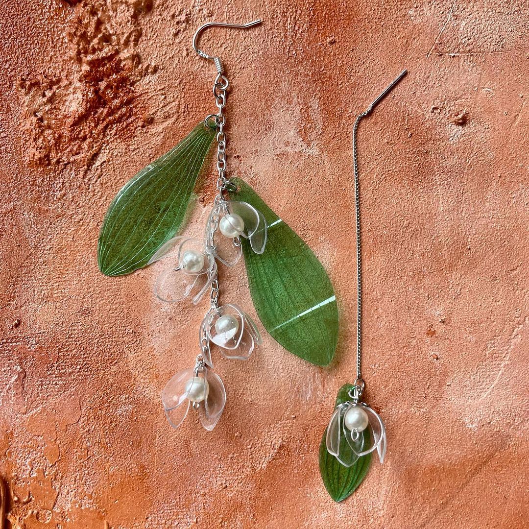 Lily of The Walley, Mismatched earrings